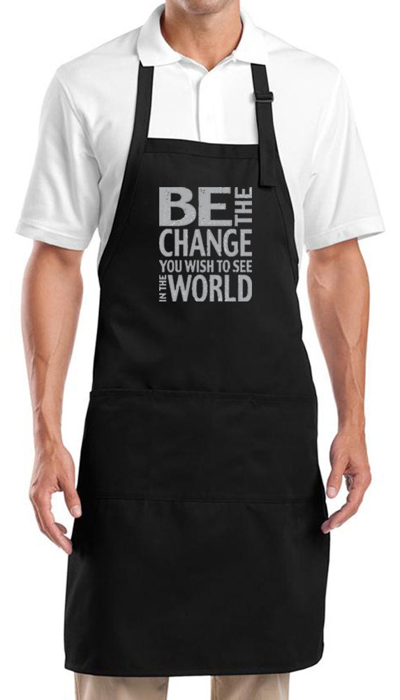 Sei Die Veränderung, Du in Der Welt Sehen Wollt, Volle Länge Apron Mit Den Taschen Change-A700 Sei Die Veränderung, Du in Der Welt Sehen Wollt, Volle Länge Apron Mit Den Taschen Change-A700 von BuyCoolShirts
