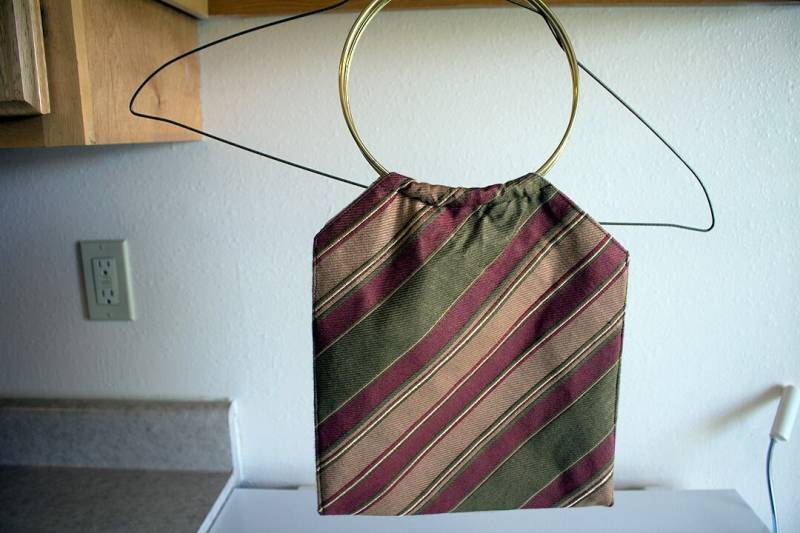 Ausgefallene Gestreifte Geldbörse Mit Runden Griffen Aus Goldmetall Ausgefallene Gestreifte Geldbörse Mit Runden Griffen Aus Goldmetall von BuyCreationsByAlicia