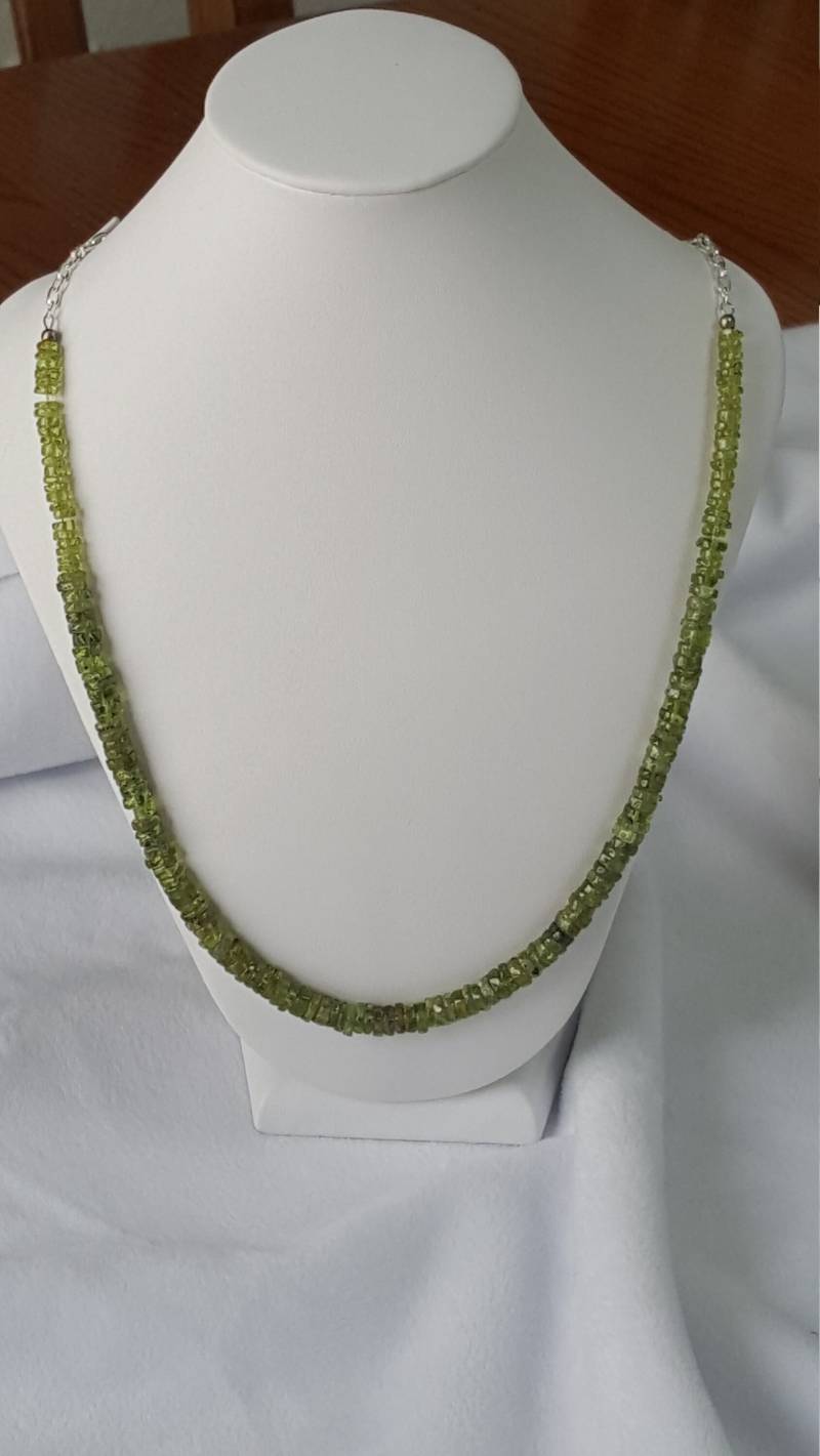 Atemberaubende Peridot Heshi Strang Halskette Atemberaubende Peridot Heshi Strang Halskette von BuyGosh