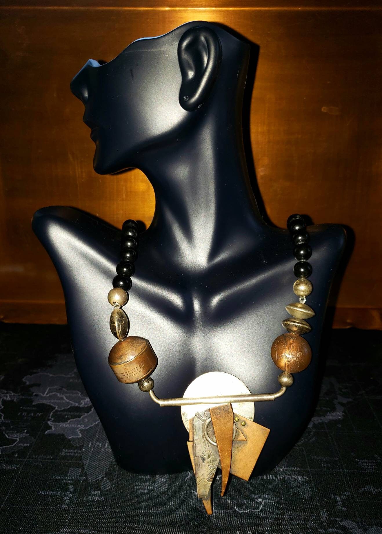 Abstrakt Metall Industrial Geometrisch Natur Schwarzer Stein Kupfer Silber Perlen Welt Modernist Designer Halskette von BuyTheWayArtiques