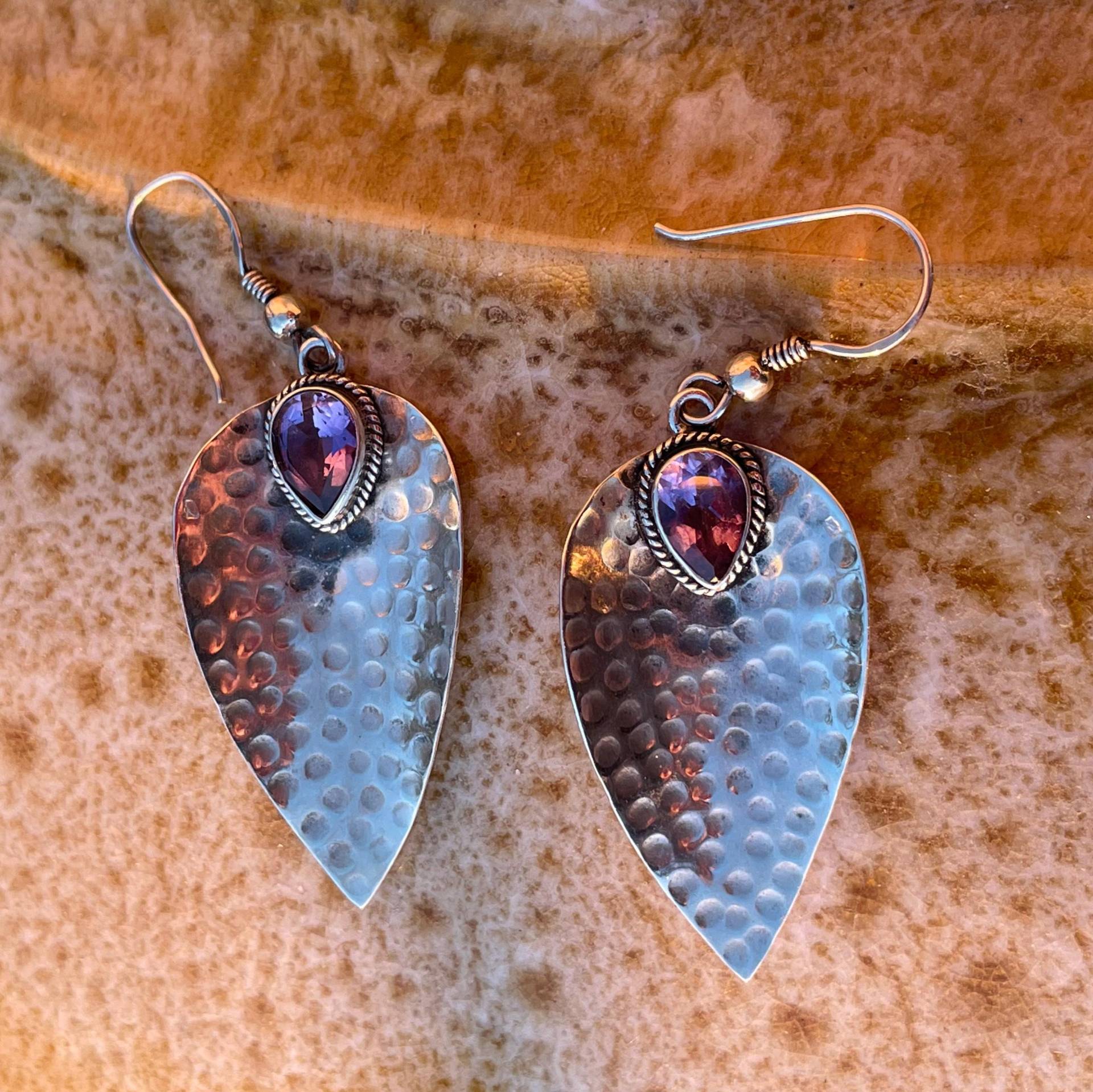 Amethyst Edelstein Sterling Silber 925 Gehämmert Ohrhänger Ohrringe 7.4G Amethyst Edelstein Sterling Silber 925 Gehämmert Ohrhänger Ohrringe 7.4G von BuyTheWayArtiques