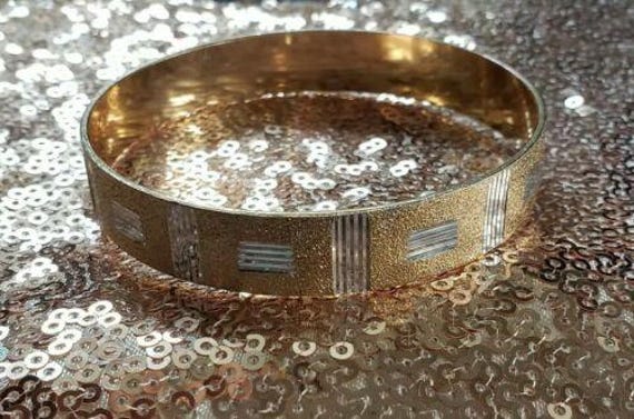 Vintage West Germany 2-Ton Metall Gold & Silber Geätzt Armreif German Made Vintage West Germany 2-Ton Metall Gold & Silber Geätzt Armreif German Made von BuyTheWayArtiques