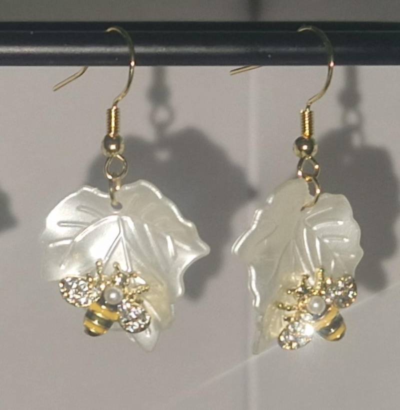 Shiny Buzz - Perlmuttschimmernde Ohrstecker Mit Blättern Und Bienen von BuzzingStuff