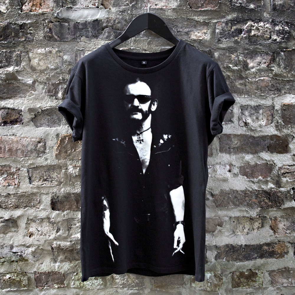 "Offizielles "By Ami Barwell" Lemmy/Motörhead T-Shirt, 100% Baumwolle, Schwarz, Unisex, Größen Xs - Xxl." "Offizielles "By Ami Barwell" Lemmy/Motörhead T-Shirt, 100% Baumwolle, Schwarz, Unisex, Größen Xs - Xxl." von ByAmiBarwell