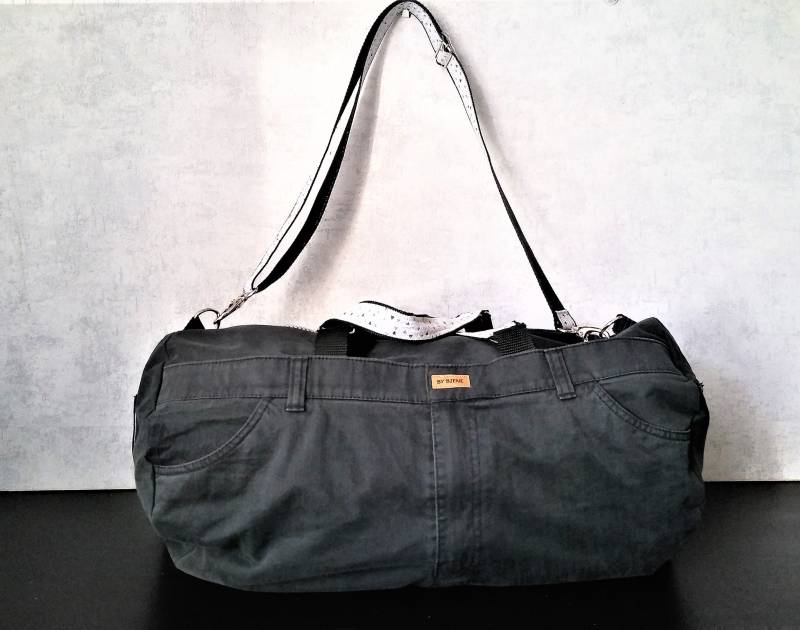 Upcycling -Jeanstasche Mit Reißverschluß Und Längenverstellbarem Tragegurt von ByBieneShop