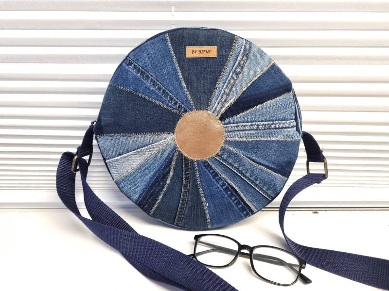 Upcycling Patchwork-Jeanstasche Mit Reißverschluss Und Längenverstellbarem Trageriemen von ByBieneShop