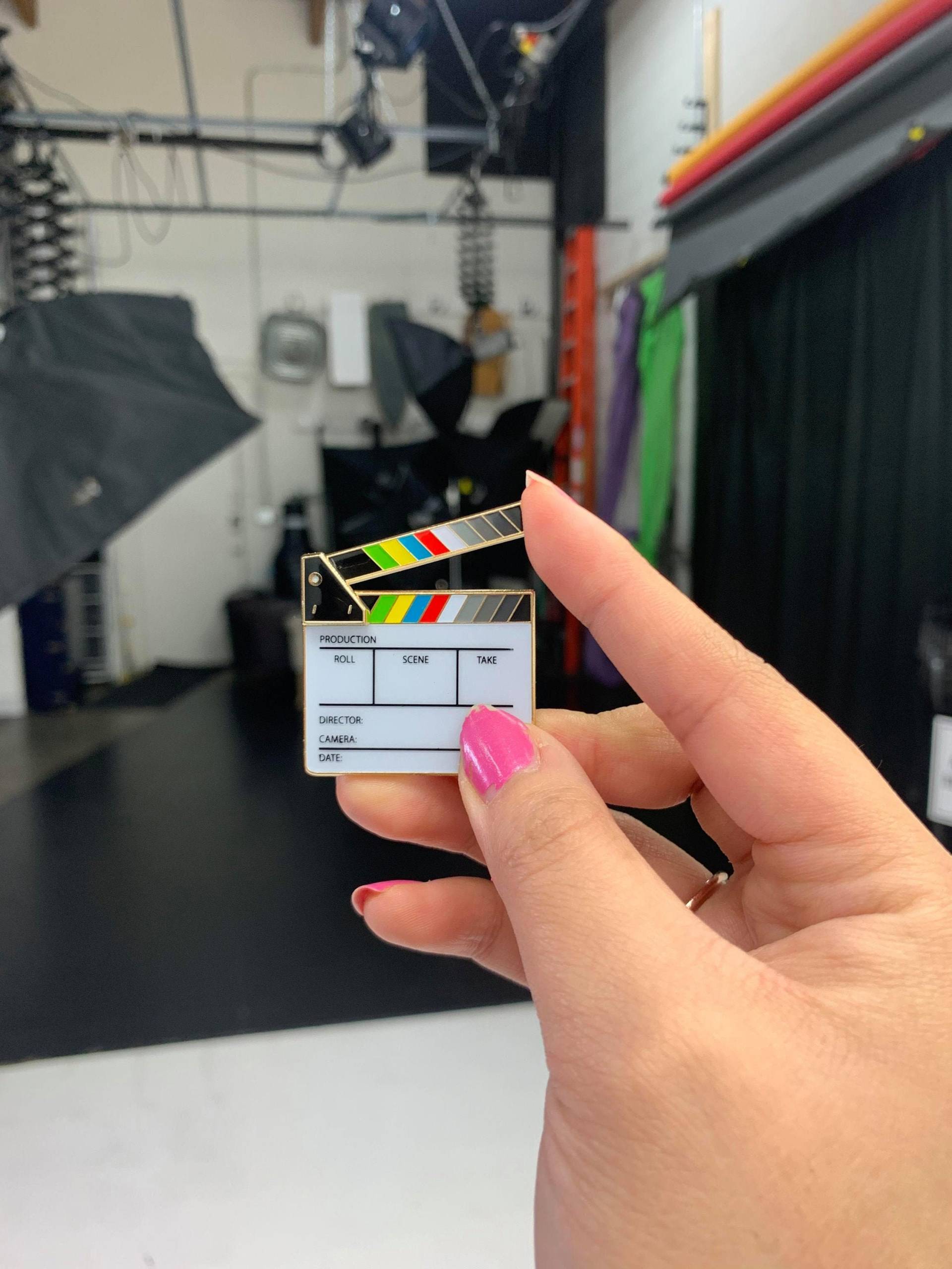 Movable Film Slate Enamel Pin | Blank - By Chloe Cruz Movable Film Slate Enamel Pin | Blank - By Chloe Cruz von ByChloeCruz