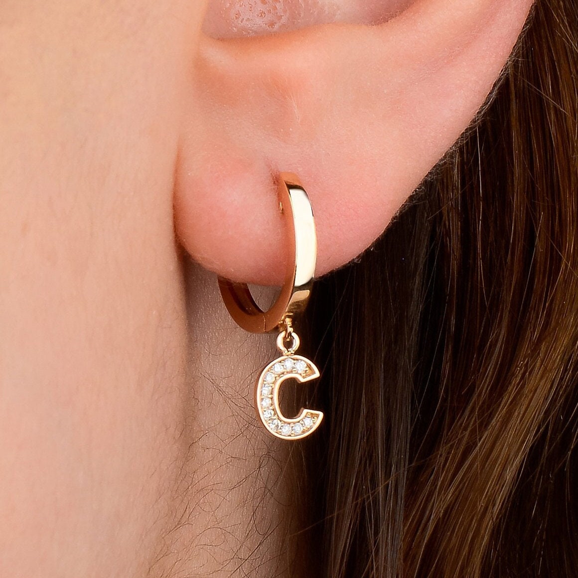 Diamant Verzierte Erste Huggie Ohrringe, 18K Weißgold, Benutzerdefinierte Baumeln Personalisierte Jahrestag Geschenk Für Sie, Brautschmuck von ByGianniDiamond
