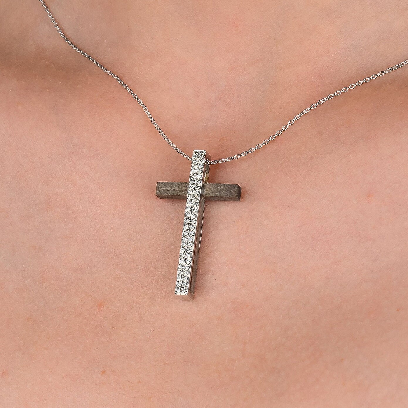 Diamanten Auf Der Holzkreuz-Halskette, Diamantkreuz in 18K Weißgold, Brauthalskette, Kreuzanhänger, Hochzeitsschmuck, Konfirmationsgeschenk von ByGianniDiamond