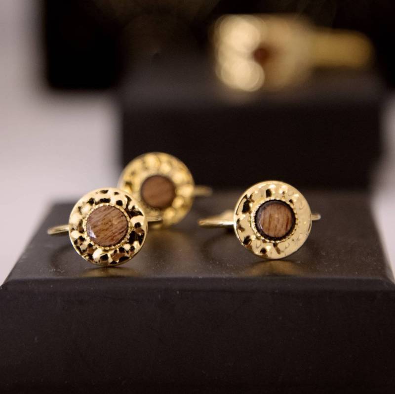 Gehämmerter Tablettring Und Seine Holzperle. Mahagoni 3 Mikron Vergoldet von ByHeloise