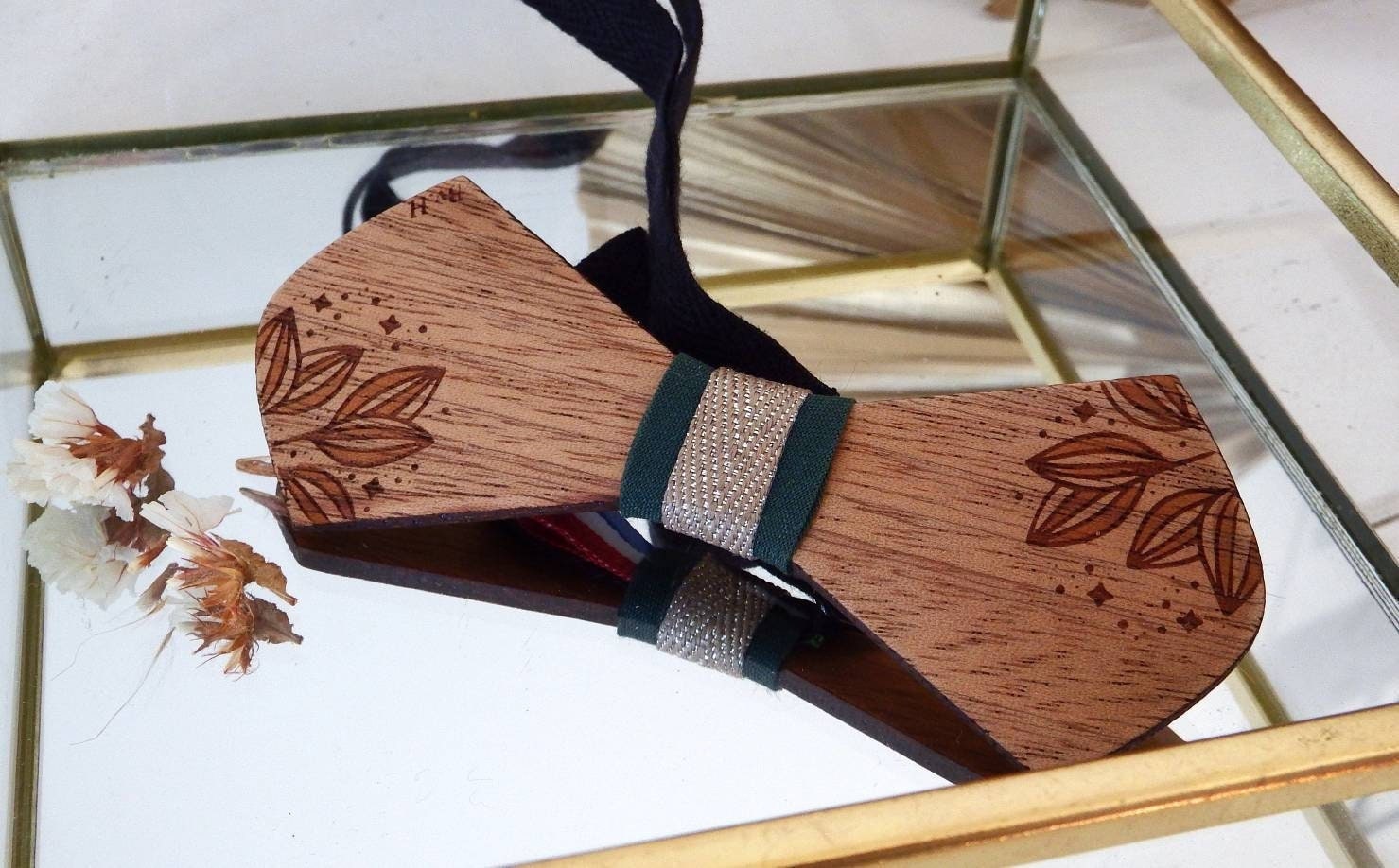 Gravierte Fliege Aus Mahagoniholz Und Grün-Goldbeigen Stoffen von ByHeloise