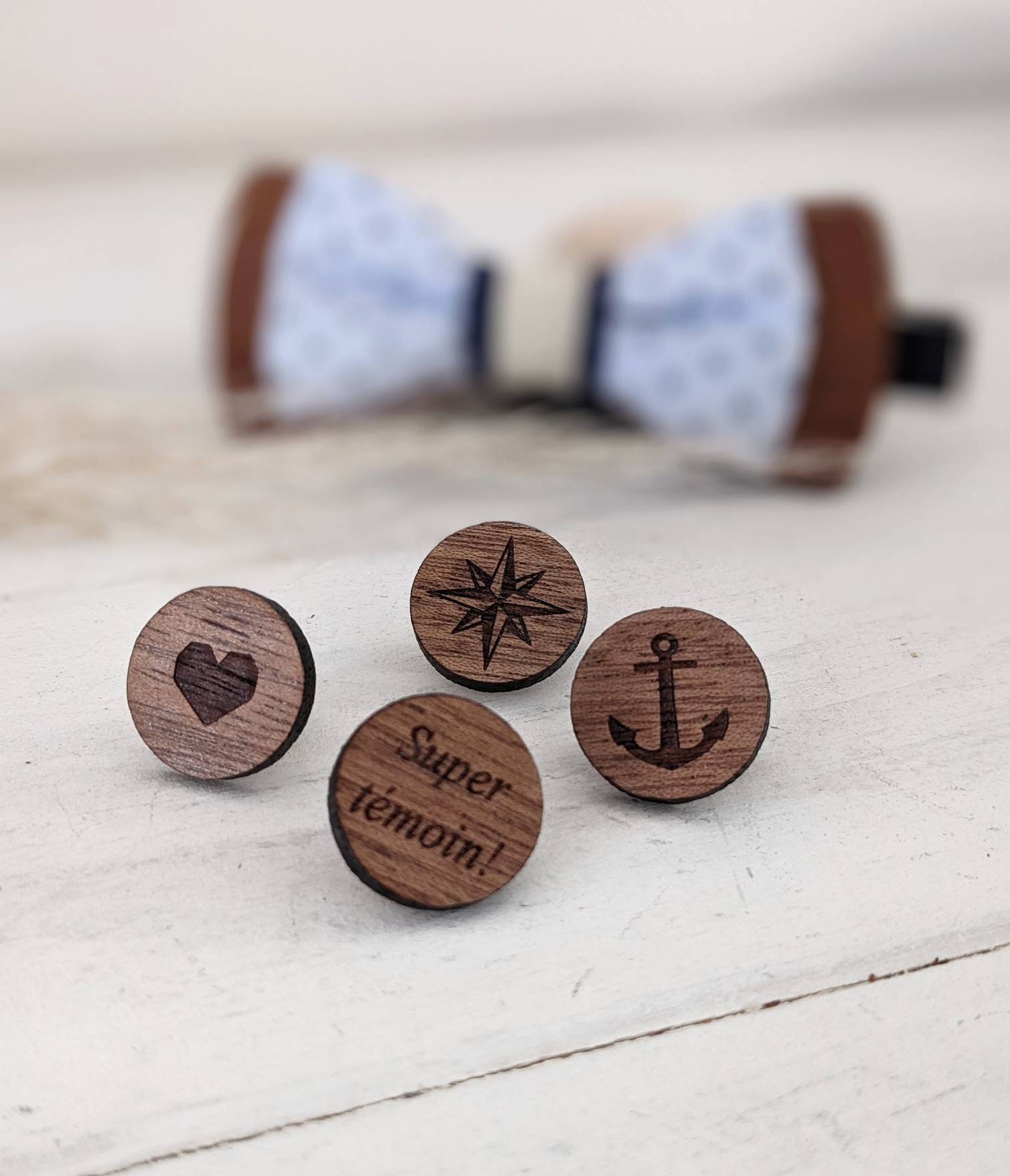 Gravierte Holznadeln - Kragen- Oder Jackenschmuck Wunsch Für Trauzeugen Und Brautjungfern von ByHeloise