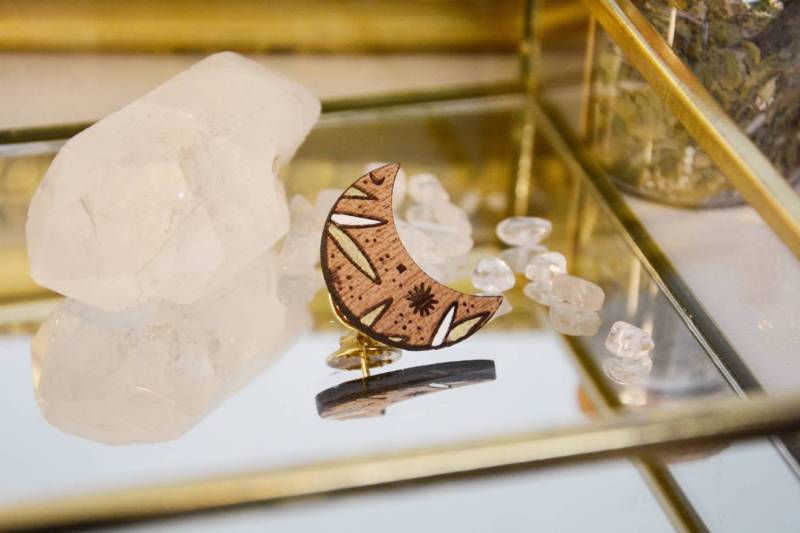 Zauberhafte Mondnadeln Aus Massivem Mahagoniholz. Zauberhafter Schmuck Zum Verschenken von ByHeloise