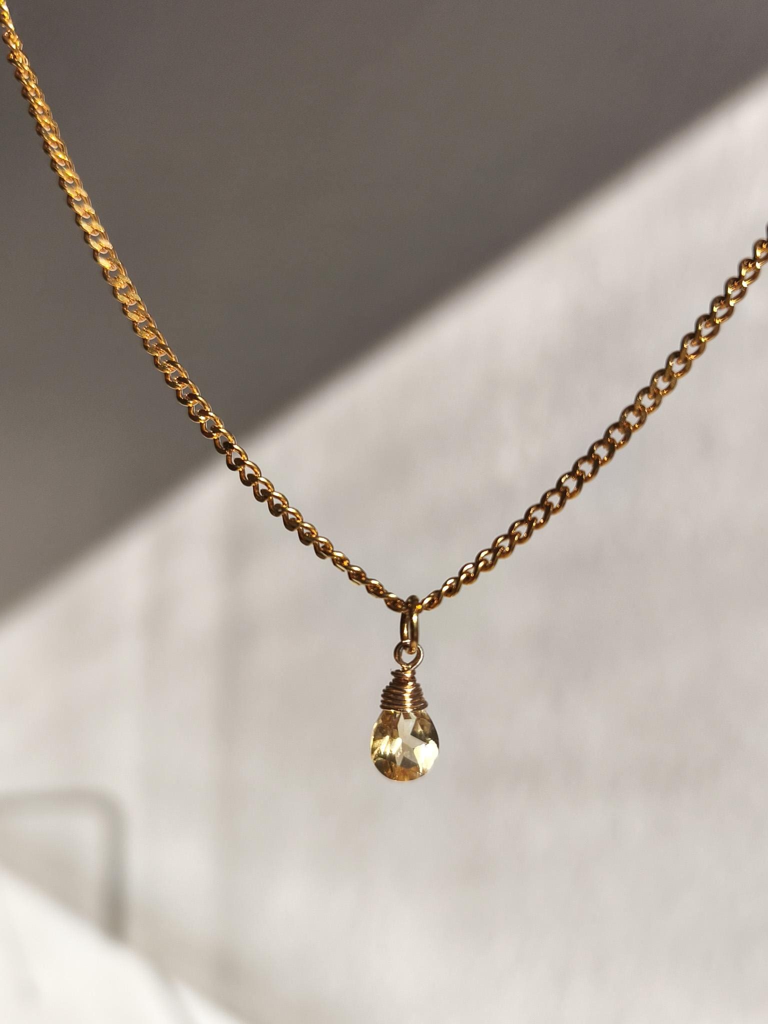 Citrin Teardrop Charm Halskette Gold Panzerkette Mit Gelber Edelstein Anhänger von ByIsabelleDesign