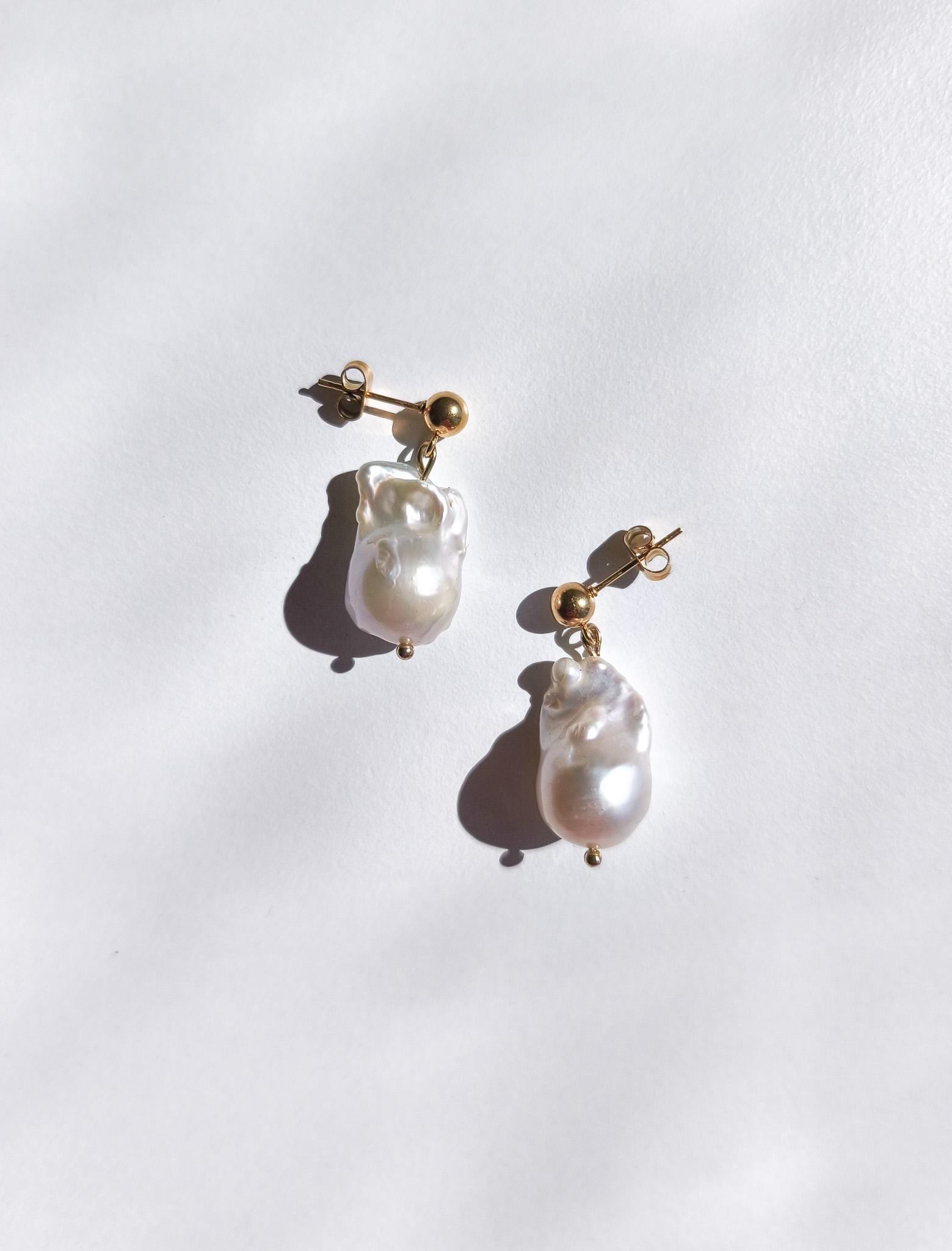 Flameball Pearl Hängeohrringe Brautschmuck von ByIsabelleDesign