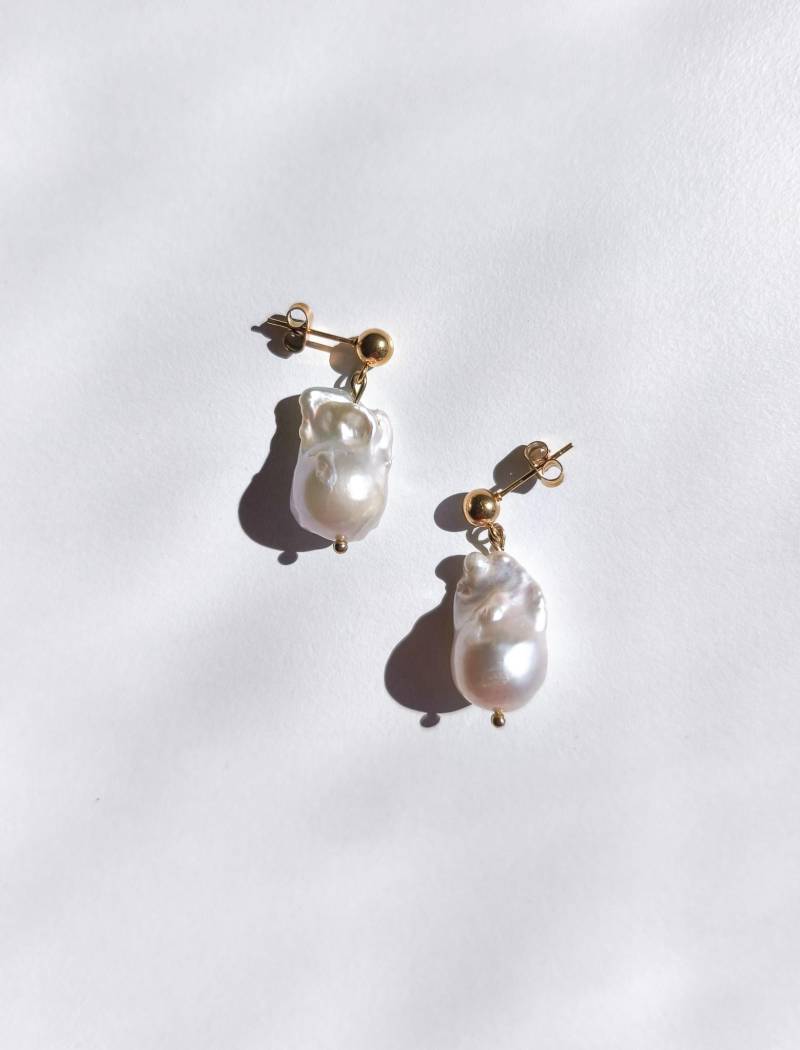 Flameball Pearl Hängeohrringe Brautschmuck Flameball Pearl Hängeohrringe Brautschmuck von ByIsabelleDesign
