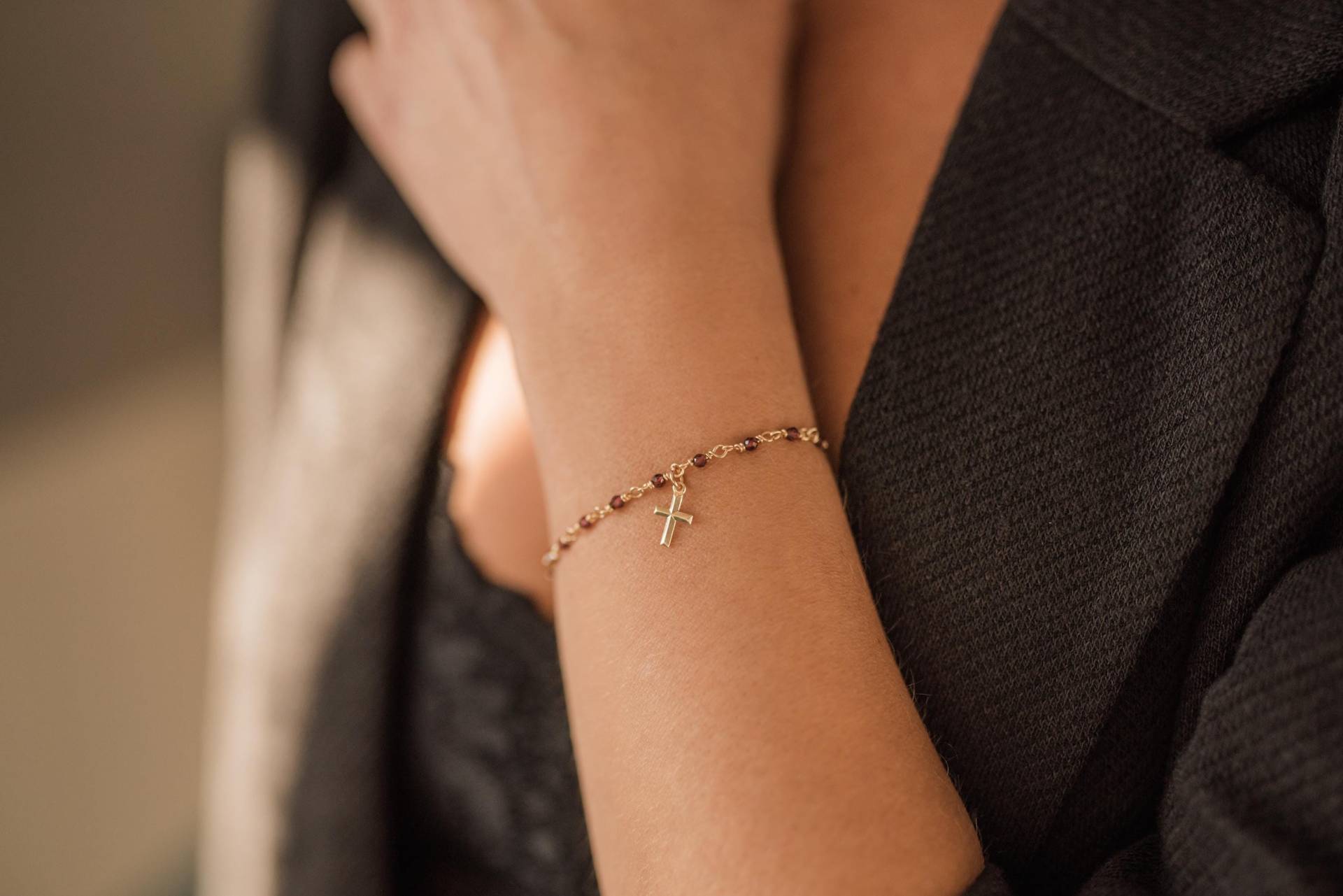 Granat Rosenkranz Armband Mit Kreuz Anhänger, 14K Gold Gefüllt Schmuck, Januar Geburtsstein von ByIsabelleDesign