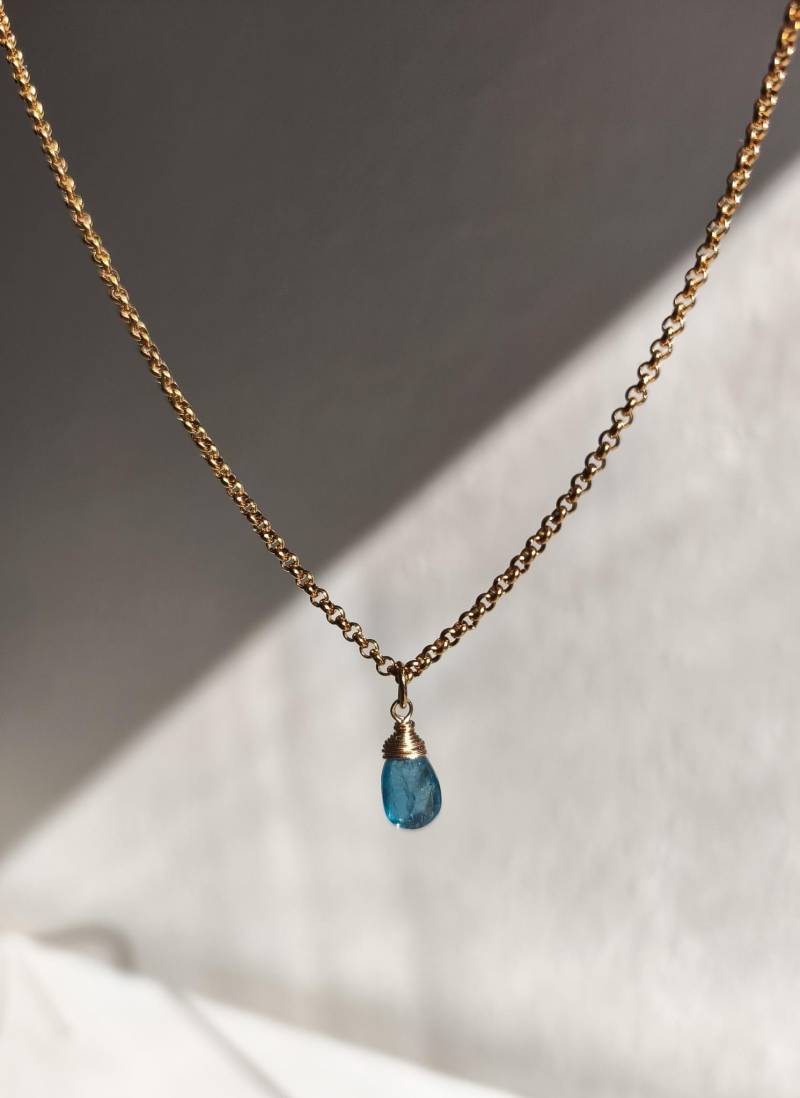 Kyanit Charm Halskette Blauer Edelstein Schmuck von ByIsabelleDesign