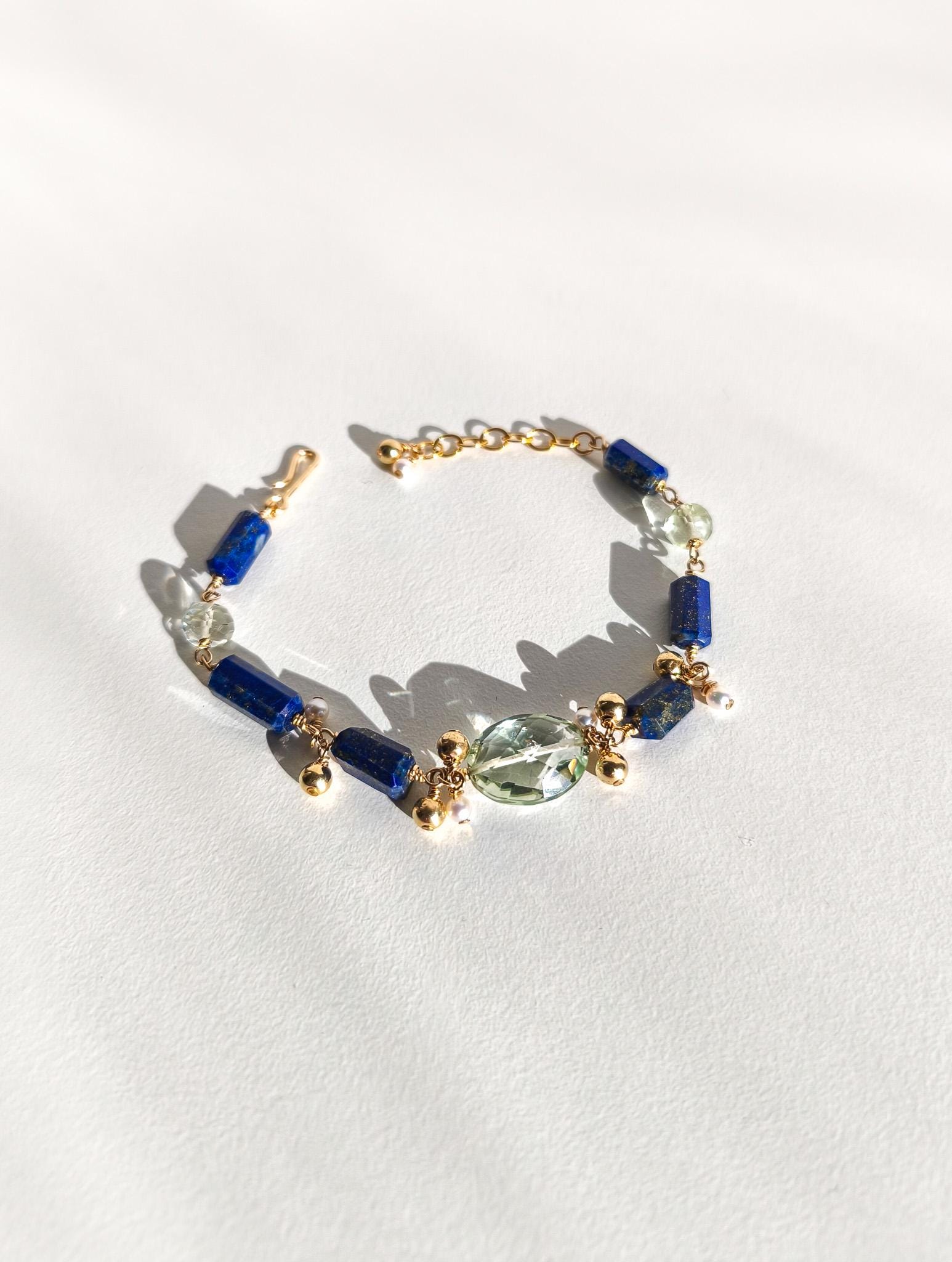 Lapis Lazuli & Grüner Amethyst Bettelarmband 14K Gold Fill von ByIsabelleDesign