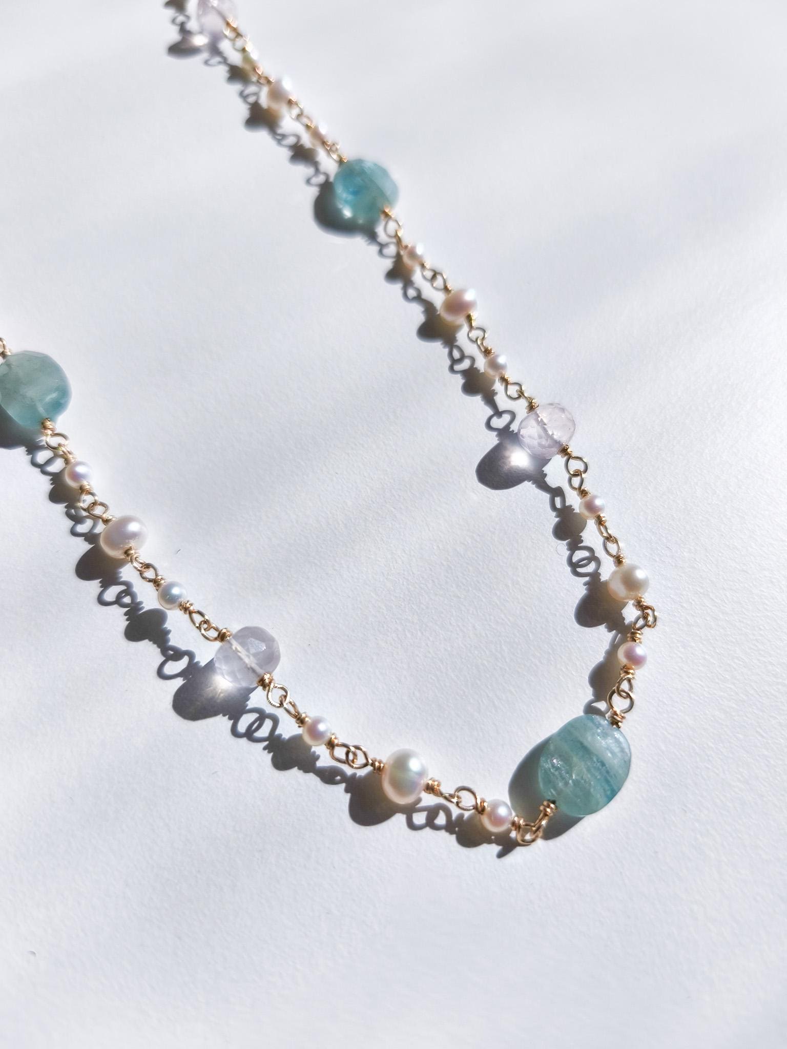 Pastell Edelsteinkette 14K Gold Filled, Aquamarin, Rosenquarz, Süsswasserperlen von ByIsabelleDesign