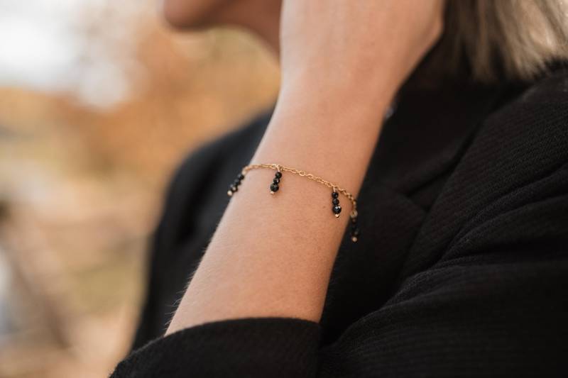 Schwarz Spinell Bettelarmband, Schwarzer Edelstein Anlaufgeschützter Schmuck von ByIsabelleDesign