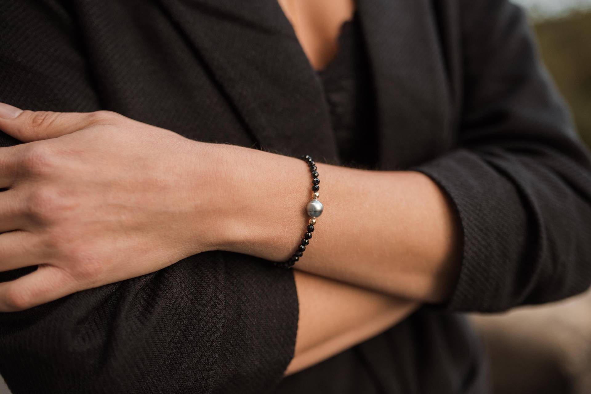 Tahitiperle Und Schwarzer Spinell Perlenbesetztes Armband Schmuck Aus Meerperlen von ByIsabelleDesign