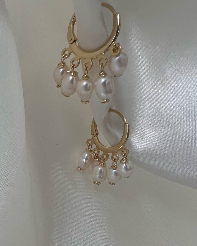 Perlen Tropfen Creolen Zierliche Süßwasserperlen Huggies von ByJessiJewelry