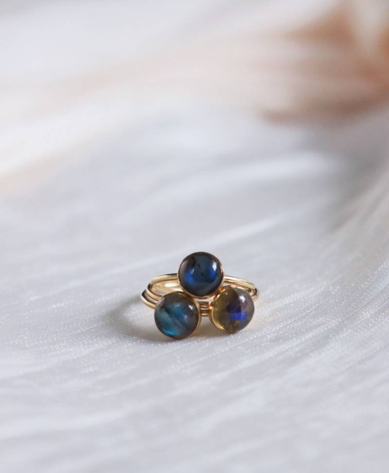 14K Gold Filled Labradorit-Ring Zierliches Edelsteinband 14K Gold Filled Labradorit-Ring Zierliches Edelsteinband von ByJodyJewellery