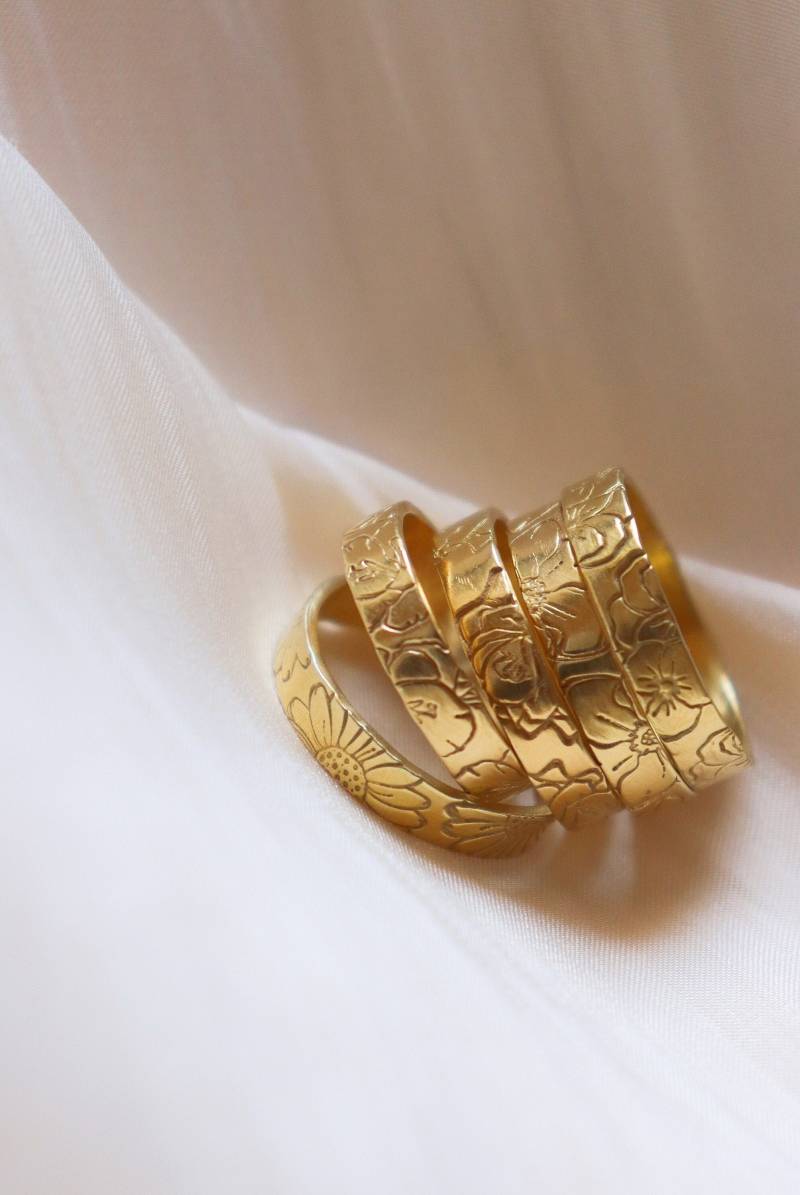 Personalisierter Geburtsblumenring Sterling Silber, Gold Vermeil, Initialen Gravur Personalisierter Geburtsblumenring Sterling Silber, Gold Vermeil, Initialen Gravur von ByJodyJewellery