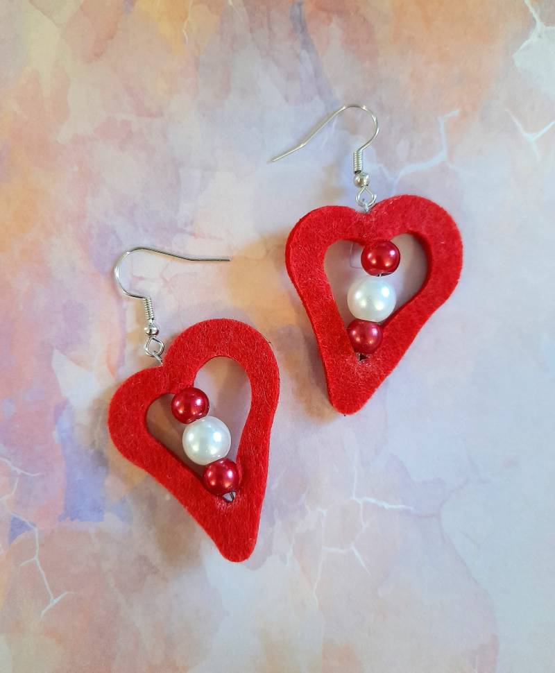 Rote Ohrringe Herzen Silber Weiss Herzohrringe Handgefertigt Selbstgemacht Valentinstag Filz Perlen Einzelstück Red Heart Earrings von ByLSstuff