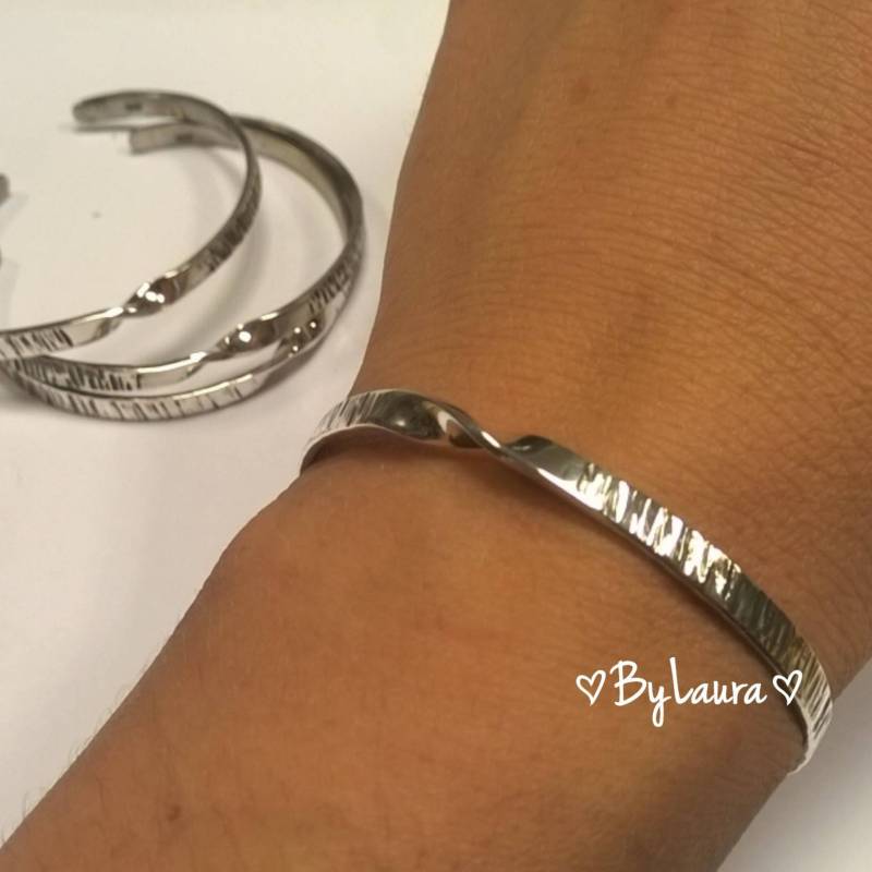Kleine Silberfarbene Armspange Mit Niedlichem Twist Kleine Silberfarbene Armspange Mit Niedlichem Twist von ByLaura1