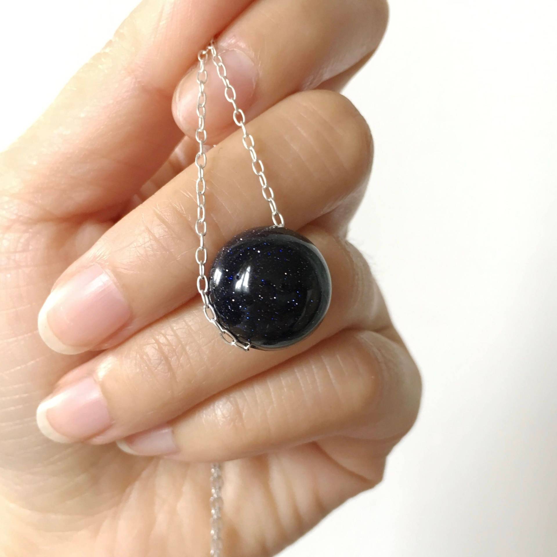 Blau Goldstone Halskette | Geschmeidige Kugelkette Layered Minimalist Blauer Sandstein Stein Anhänger von ByLawLondon