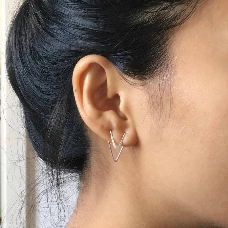 Doppel Piercing Zwei-Loch-Ohrring | Chevron Ohrringe V Ear Jacket Ohrkriecher Zarte Gehämmert von ByLawLondon