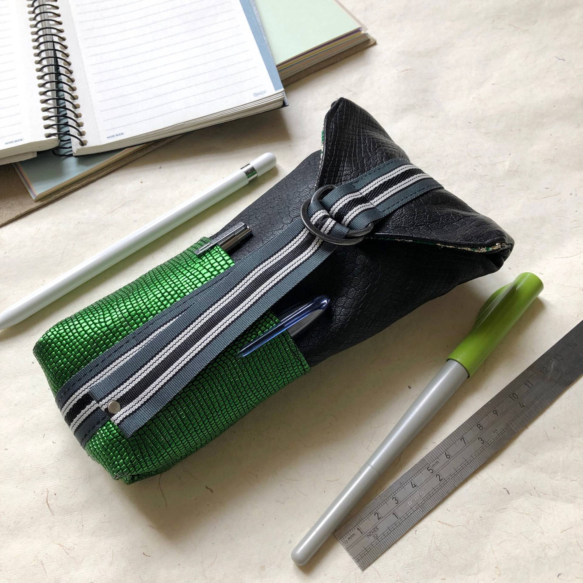 Großes Federmäppchen Aus Leder | Schwarz Grün Stifteetui Schreibwaren Tasche Geschenk Für Künstler Werkzeuge Pinsel Halter Schreibwaren-Etui von ByLawLondon