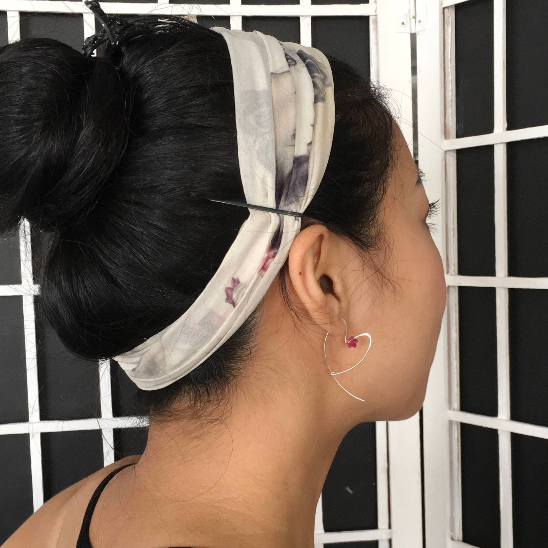 Herz Creolen | Zarte Ohrringe Ausgefallene Draht Ohrringe|Zarte Ohrringe|Brautjungfer Ohrringe|Mehrere Steine Wahl von ByLawLondon