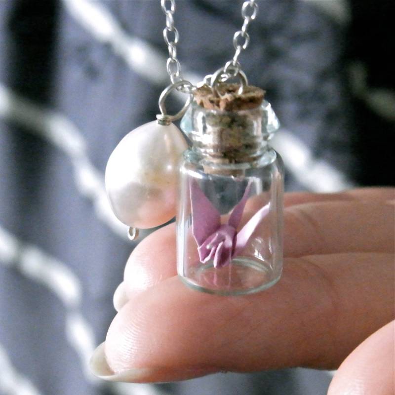 Winzige Origami Kranich Träne Form Süßwasser Perlen Halskette | Winziger Glasflasche Anhänger|1st Jahrestag Geschenk|Papier Jahrestag|Origami Schmuck Winzige Origami Kranich Träne Form Süßwasser Perlen Halskette | Winziger Glasflasche Anhänger|1st Jahrestag Geschenk|Papier Jahrestag|Origami Schmuck von ByLawLondon