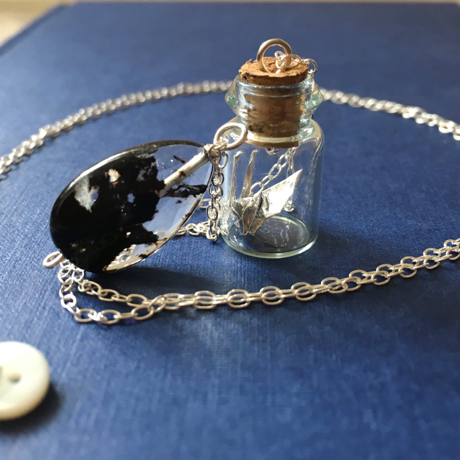 Winziger Origami Kranich in Einer Winzigen Glasflasche Anhänger | Bergkristall Lange Silber Kette Halskette Jubiläumsgeschenk von ByLawLondon