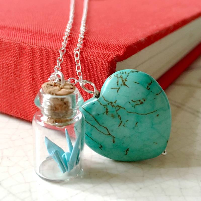 Winziger Origami Kranich in Einer Winzigen Glasflasche Anhänger | Türkis Herz Lange Silber Kette Halskette 1 Jahr Jubiläum Geschenk Winziger Origami Kranich in Einer Winzigen Glasflasche Anhänger | Türkis Herz Lange Silber Kette Halskette 1 Jahr Jubiläum Geschenk von ByLawLondon