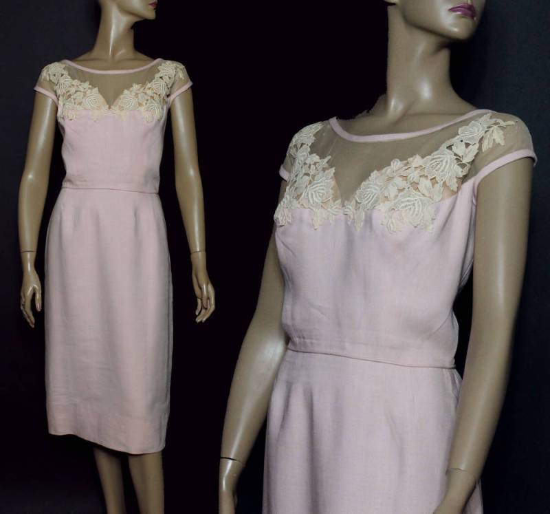 1950Er Jahre Kleid // Cocktailkleid Nylon Leinen Blumenapplikation Satinfutter Wiggle Dress Sanduhrkleid 50Er Pink von ByMidnightSparkle