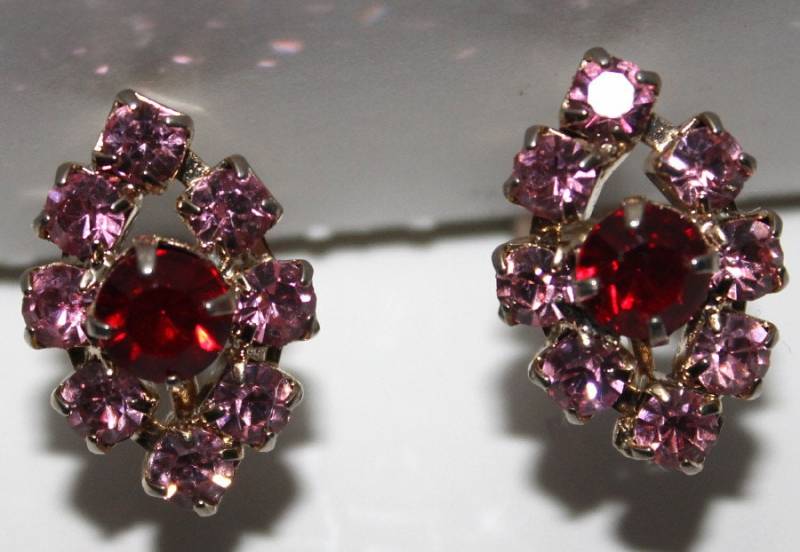Vintage 1950Er Jahre Strass Ohrringe Mit Roten Und Pinken Strasssteinen Mad Man Garden Party von ByMidnightSparkle