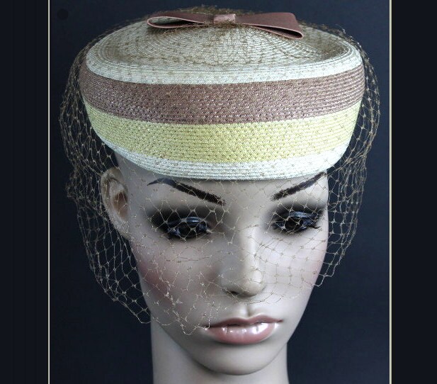 Vintage 1950Er Jahre Zweifarbiger Pillbox Hut Gartenparty Mad Man Rockabilly Designer Kleid Retro Femme Fatale Schleier von ByMidnightSparkle