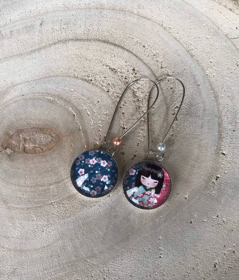 Ausgefallene Cabochon-Ohrringe - Baumelnd Große Schläfer Kokeshi Japanisch Kirschblüten Asymmetrisch von ByMinily