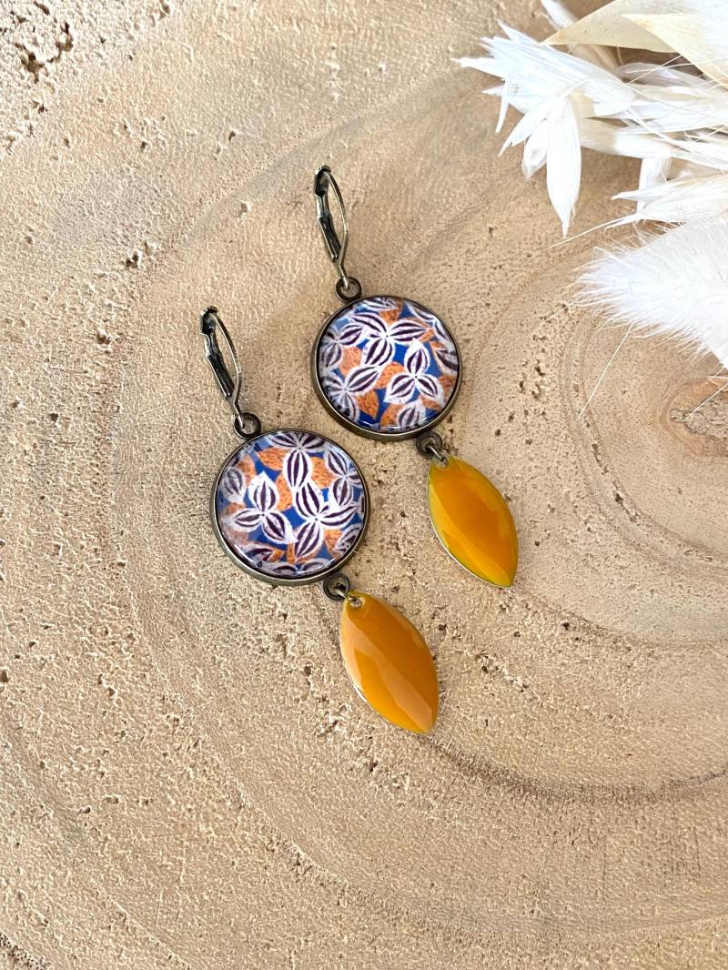 Hängende Cabochon-Ohrringe Mit Senfgelb Emaillierten Pailletten, Wachs, Blumen von ByMinily