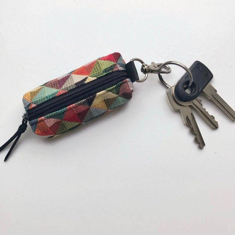 Kleine Schlüsselanhängertasche Mit Retro-Blockdruck Für Accessoires Wie Wechselkopfhörer, Airpods, Lippenstift, Lippenbalsam, Vegan Kleine Schlüsselanhängertasche Mit Retro-Blockdruck Für Accessoires Wie Wechselkopfhörer, Airpods, Lippenstift, Lippenbalsam, Vegan von ByMlous