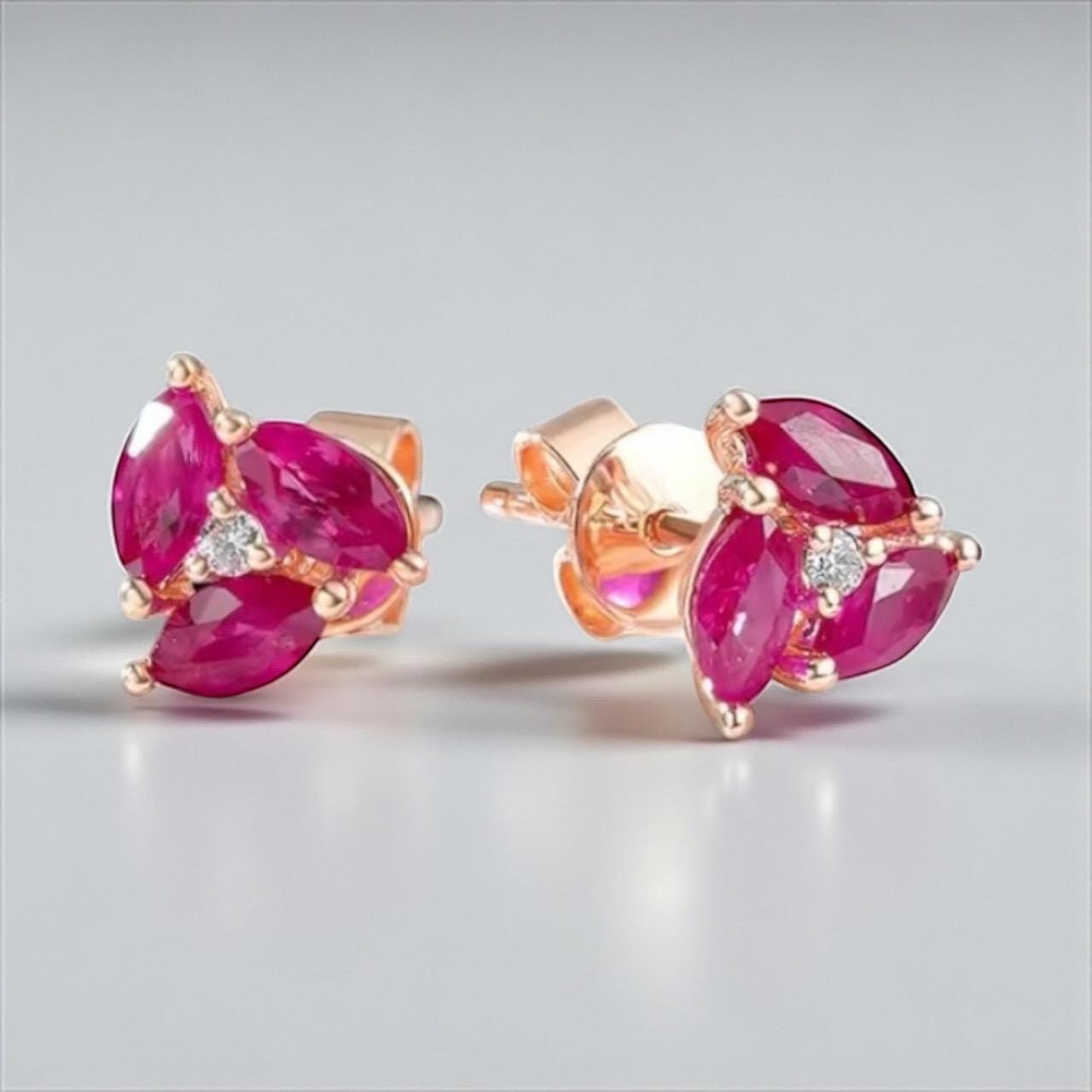 14K Rosegold Rubin Ohrstecker Zierliche Diamant Akzente 14K Rosegold Rubin Ohrstecker Zierliche Diamant Akzente von ByMoonJewels