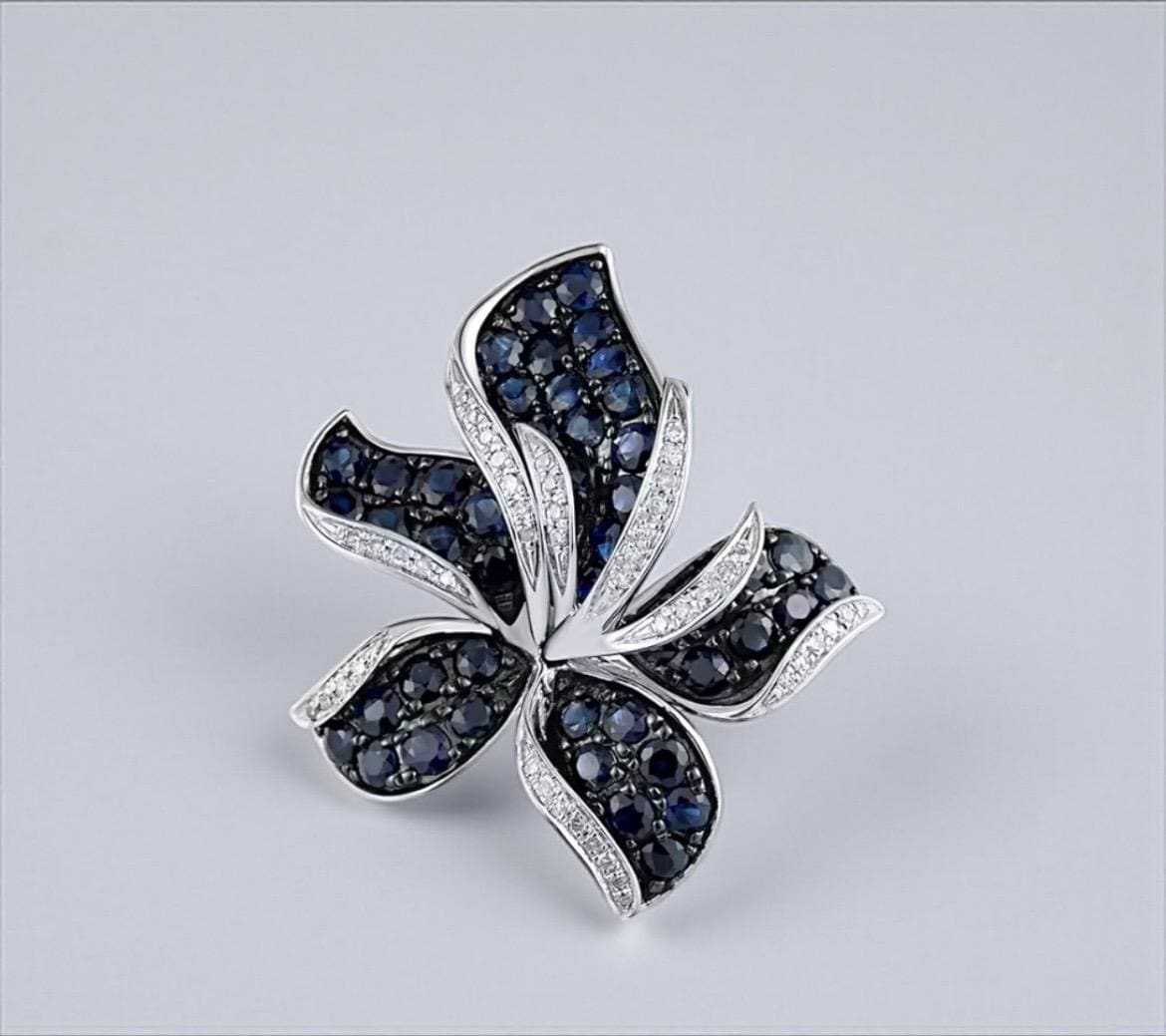 14K Weißgold Lilie Anhänger Diamant & Blaue Saphir Blume Halskette 14K Weißgold Lilie Anhänger Diamant & Blaue Saphir Blume Halskette von ByMoonJewels