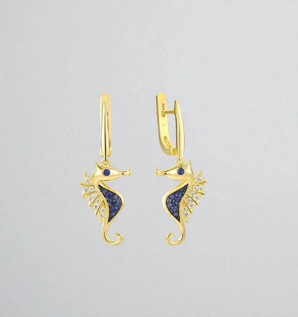 925Er Silber Seepferdchen Hängeohrringe Mit Blauen Und Weißen Steinen von ByMoonJewels