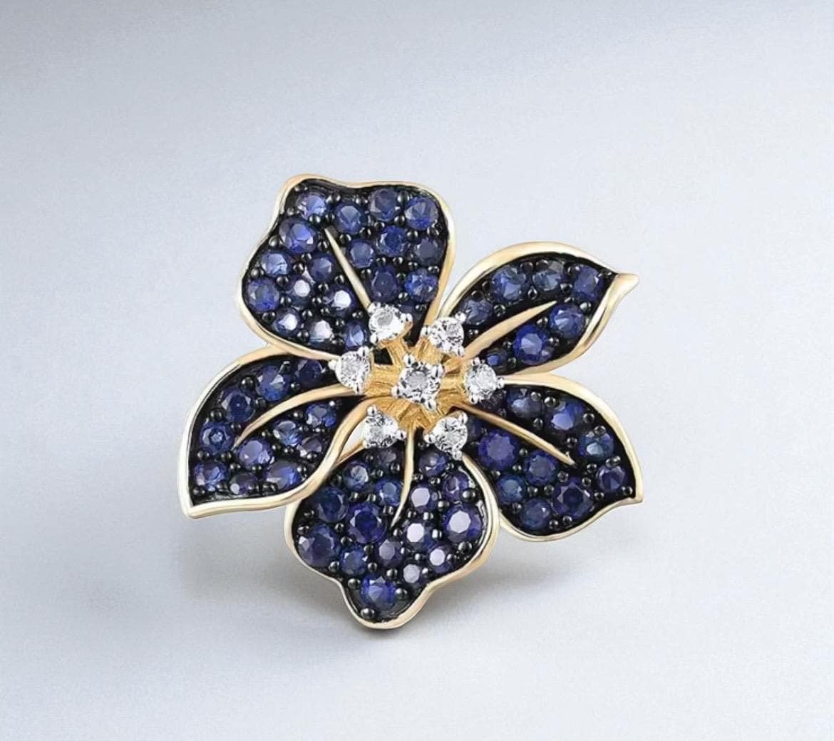 9K Gelbgold Blaue Lilie Anhänger Labrador Sapphire & Weißer Topas 9K Gelbgold Blaue Lilie Anhänger Labrador Sapphire & Weißer Topas von ByMoonJewels