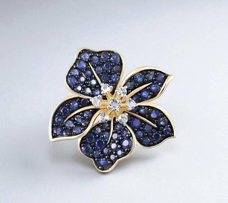 9K Gelbgold Blaue Lilie Anhänger Labrador Sapphire & Weißer Topas 9K Gelbgold Blaue Lilie Anhänger Labrador Sapphire & Weißer Topas von ByMoonJewels
