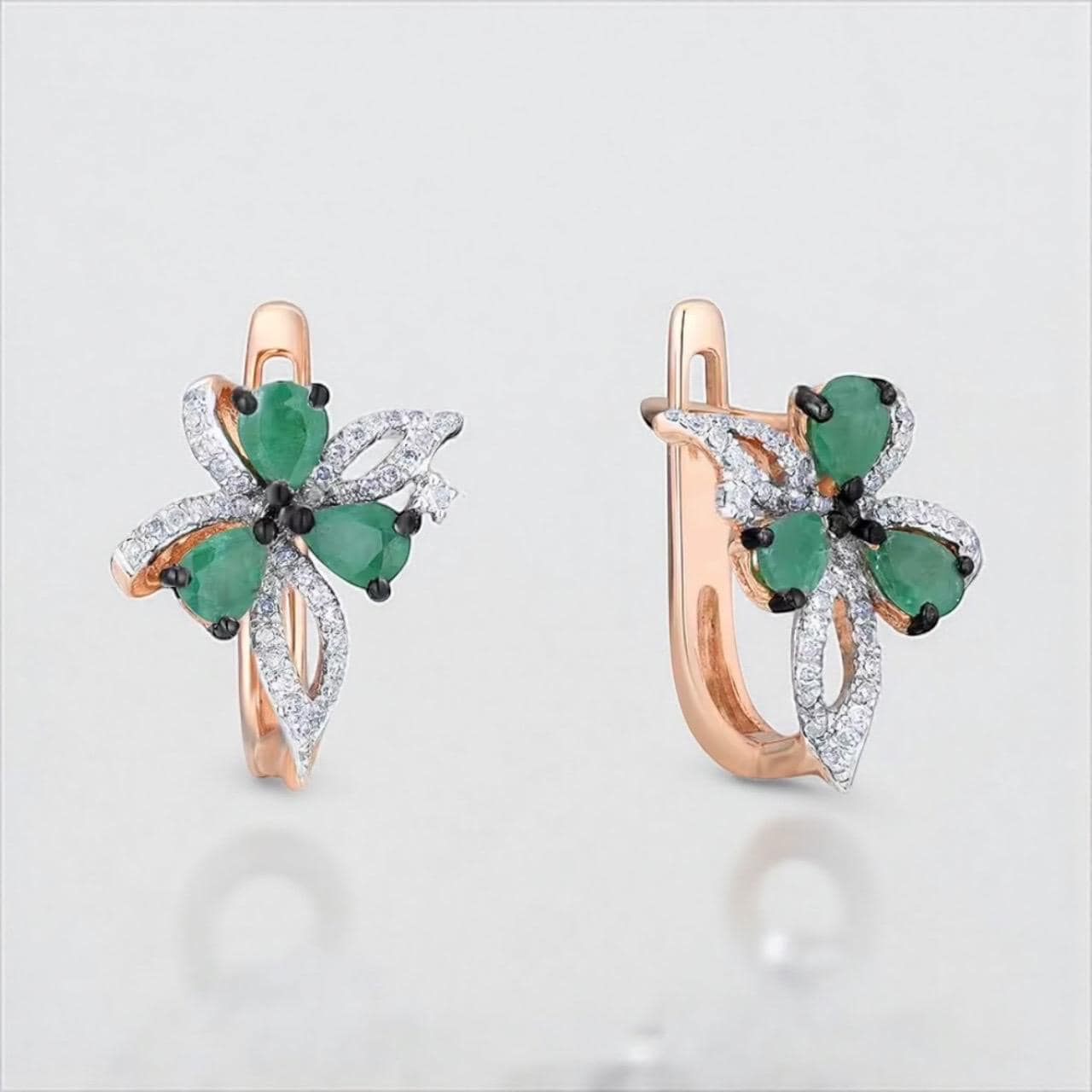 Elegante 14K Rose Gold Bow Ohrringe Für Frauen Smaragd Diamant Detail Elegante 14K Rose Gold Bow Ohrringe Für Frauen Smaragd Diamant Detail von ByMoonJewels